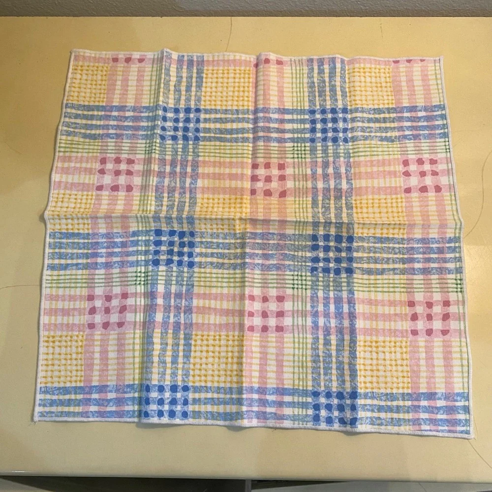 Napkins. Cloth. Unbranded. Pink/Blue/Yellow/Green Pattern. 8 Napkins. 16